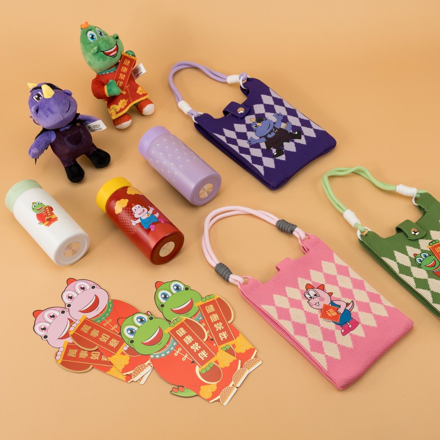 🌟【清潔龍阿德限定禮品系列】🌟

真係好開心可以設計同製作呢套清潔香港大使「清潔龍阿德」嘅可愛又實用禮品！一齊嚟睇吓我哋嘅新品啦：

🧸 毛絨公仔匙扣
超可愛嘅Q版阿德，全部手工縫製，好啱小朋友同粉絲收藏！

☕ 保溫壺
輕巧方便帶出街，質素一流，日日都飲到暖笠笠嘅飲品，又環保又實用～

👜 手挽織袋
用料舒服耐用，大小啱啱好，買嘢返工都啱用，日常帶住走咁啱！

🧧 利是封
設計靚又創意十足，送禮自用兩相宜，過年派利是最啱！

每件禮品我哋都用心打造，希望大家感受得到我哋嘅誠意同溫暖。

多謝食物  環境衛生署嘅支持同信任，期待有更多機會將清潔龍阿德帶俾大家！

Eco Art 天藝保
📞 電話: (852) 2321 3326
✉️ 電郵: info@ecoartgroup.com
🌐 網址: www.ecoartgroup.com

#清潔龍阿德 #毛絨公仔匙扣 #保溫壺 #手挽織袋 #利是封 #環保禮品 #EcoArtDesign #香港設計 #ecoart
